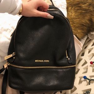 ✨MICHAEL KORS RHEA ZIP SMALL LEATHER BACKPACK✨